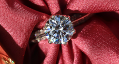 “只能买一次”的DR钻戒，卖不动了