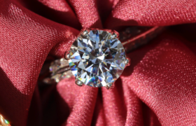 “只能买一次”的DR钻戒，卖不动了