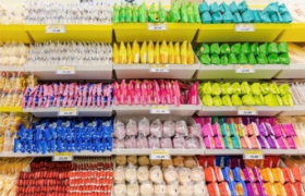 一万家零食店，收割小镇青年