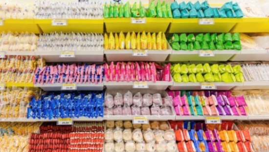 一万家零食店，收割小镇青年