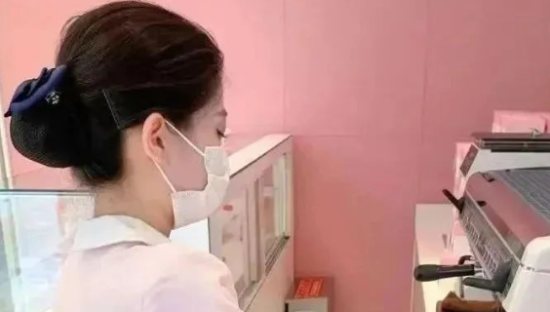 “制服诱惑”再升级，好利来推出了“跪式服务”