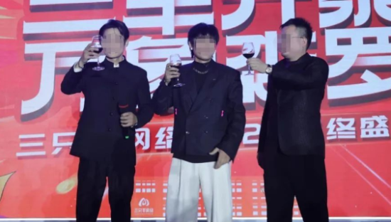 捐款2000万被骂，疯狂小杨哥惹怒了谁？