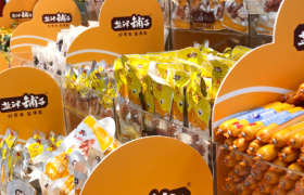 “零食界华为”盐津铺子，跑不动了