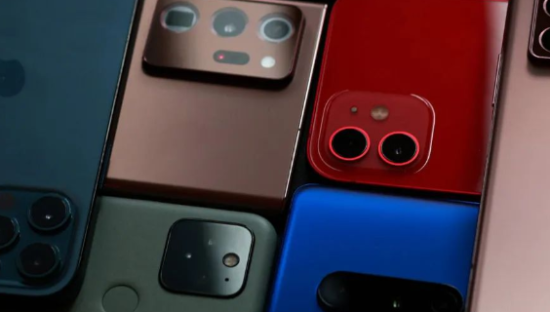 百模大战愈演愈烈，智能手机厂商静悄悄