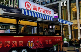 “卷王”海底捞，摆摊搞夜市！