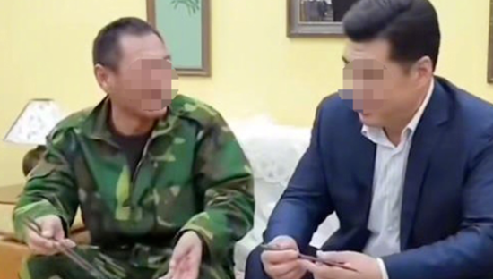 劝农民工网贷坐飞机？！这广告三观炸裂