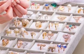 6倍溢价，亏损百万，珠宝直播谁在暴富？