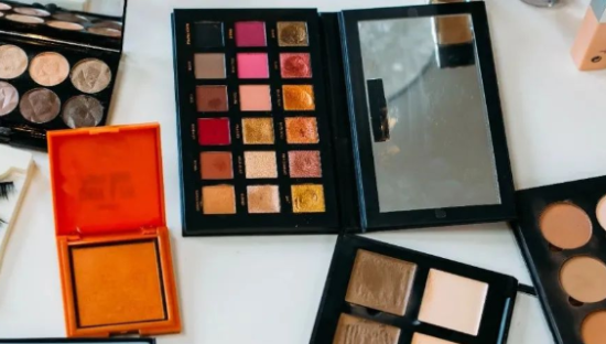 国产美妆为何总爱联名茶饮？