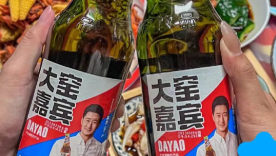 这个艳压可乐的国产汽水，怎么被打工人喝成了“啤酒平替”？