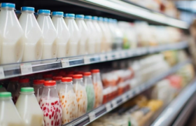 风味牛奶，在货架上积灰