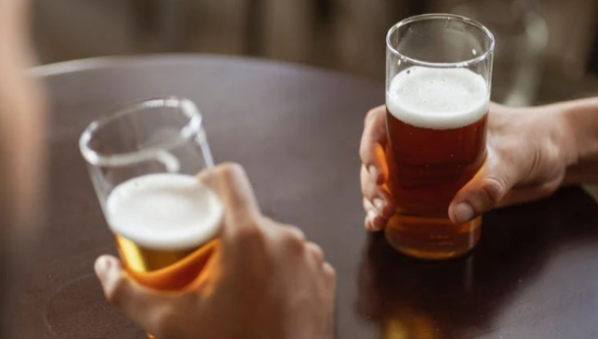 国产向上，百威向下？中国高端啤酒市场王座将易主？