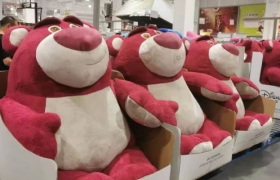 杭州“绑架式”疯抢草莓熊，山姆傻眼了！