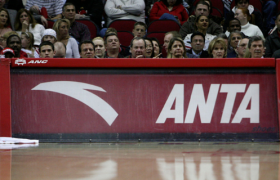 你笑安踏只会买，安踏笑你不懂品牌