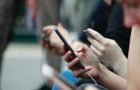 Realme手机，陷在“性价比”里