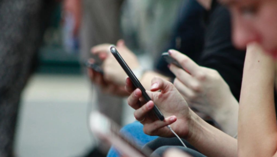 Realme手机，陷在“性价比”里