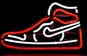 这届年轻人，爱去奥莱捡漏耐克鞋