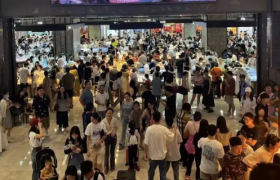 金价跳水也要囤金，深圳水贝人挤人