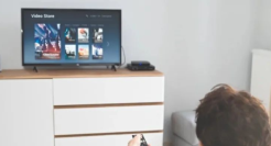 困于电视广告的人们，难寻“退出”键