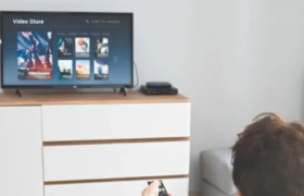 困于电视广告的人们，难寻“退出”键