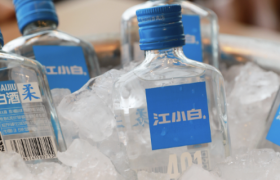 江小白困在小市场