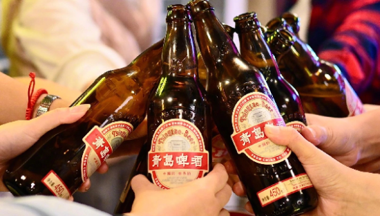 青岛啤酒“小便门”又反转，网友:好脏的商战！