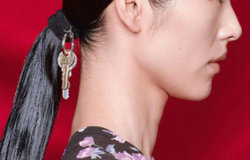 巴黎世家4000元发带被抢空，网友：创意抄袭洗浴中心？