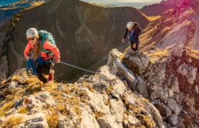 户外运动火出圈，千元冲锋衣卖断货