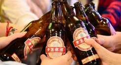 青岛啤酒“小便门”再曝新瓜，反转停不下来…