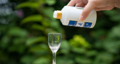 白酒首富吴向东的酒局，冰火两重天