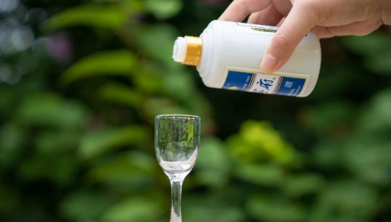 白酒首富吴向东的酒局，冰火两重天