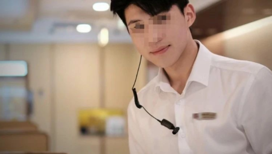 海底捞“奶狗男模”舔屏，比椰树椰汁还野！