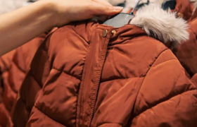 拒绝“羽绒服刺客”，年轻人带火军大衣