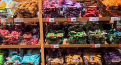 赵一鸣，撞到了零食大战的枪口上