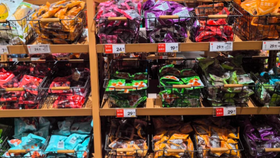 赵一鸣，撞到了零食大战的枪口上