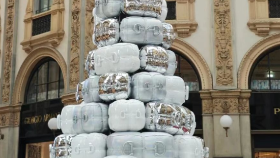 丑哭全网的Gucci“圣诞树”，随机尬死一个路人