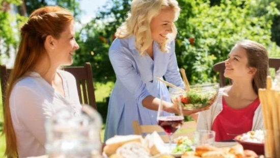 里季精华涉“虚假宣传”：狂飙的“抖式美妆”的机遇与阵痛