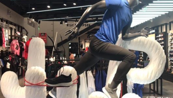 安踏与李宁：一个时代，两种选择