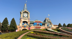 上海迪士尼"上新"，游客清晨寒风中排队