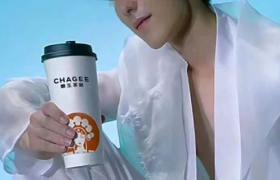 霸王茶姬“洗脚水”海报被群嘲，网友：真油你的