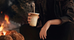 瑞幸“发疯式”商战掀内娱顶流大战，场面好炸裂！