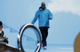 安踏收购的“印钞机”，拿捏了4亿新中产