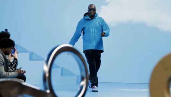 安踏收购的“印钞机”，拿捏了4亿新中产