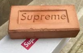 一个字母值3亿美元的“天价”潮牌，走下神坛了？