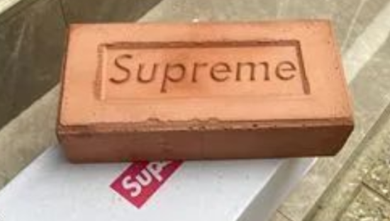 一个字母值3亿美元的“天价”潮牌，走下神坛了？