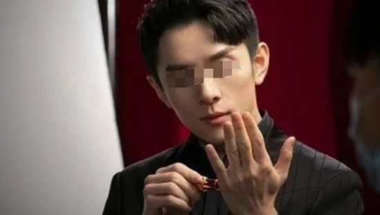 地域歧视、新年卖寿衣，李佳琦「懒」得再装了