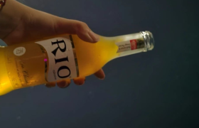 东鹏饮料终于喝酒了