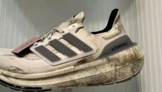 阿迪达斯“脏东西”遭群嘲，网友：像踩了屎！