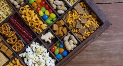 零食很忙们“围猎”良品铺子们