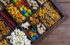 零食很忙们“围猎”良品铺子们