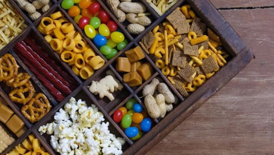 零食很忙们“围猎”良品铺子们